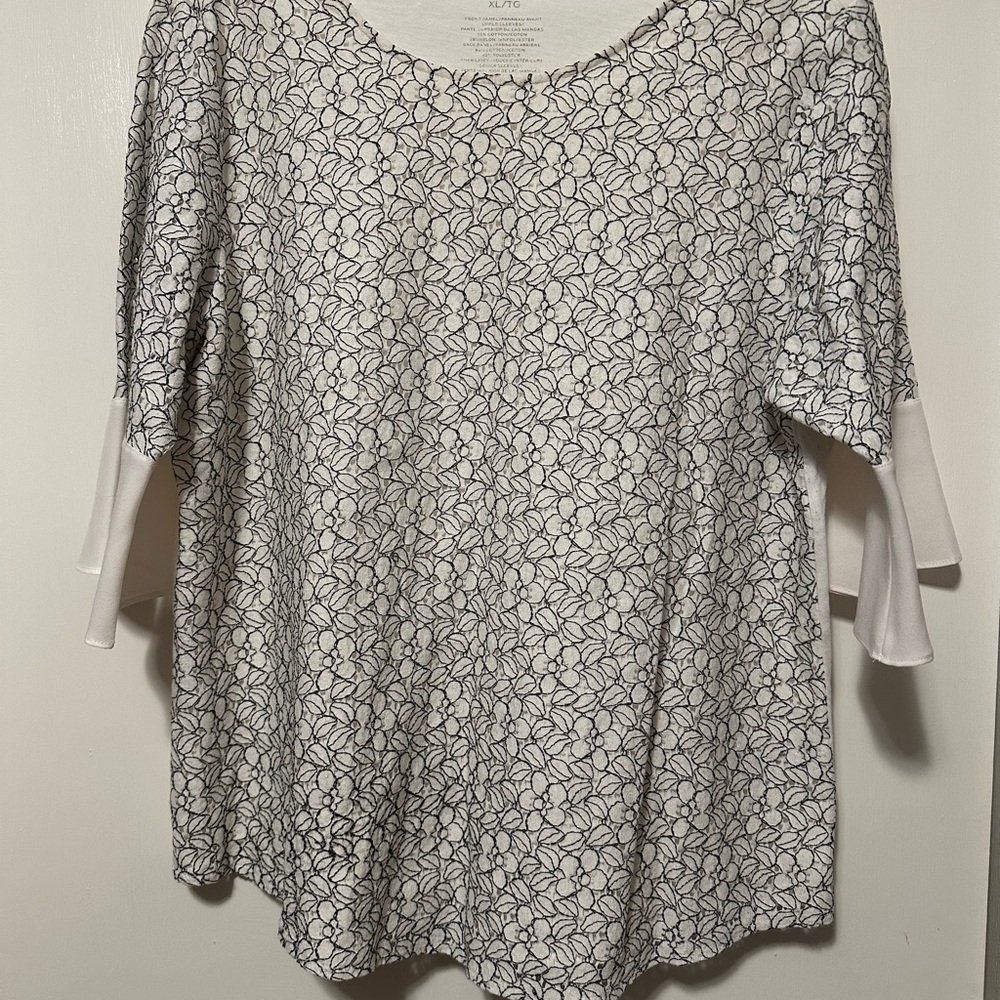 Van Heusen XL top for women. Black and white.